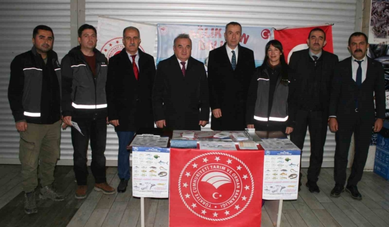 Vatandaşları bilgilendirmek için pazarda "Sağlık için Balık" konulu stant kuruldu