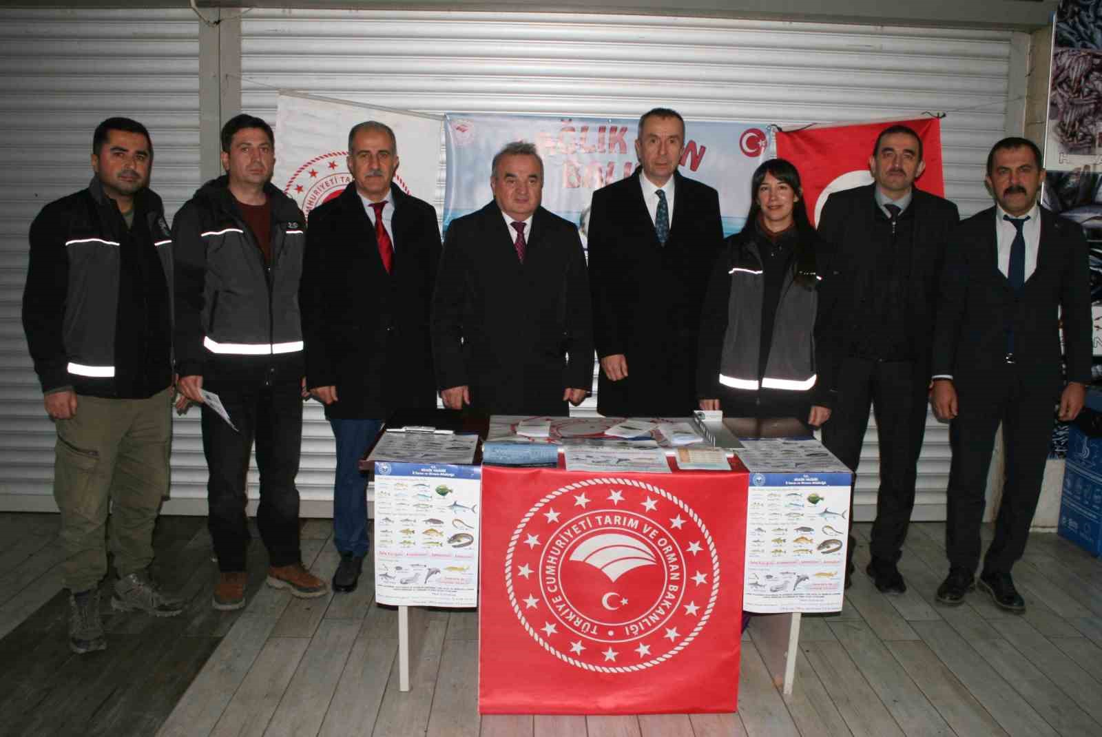 Vatandaşları bilgilendirmek için pazarda "Sağlık için Balık" konulu stant kuruldu