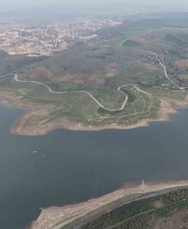 İstanbul’da kuraklığın en net görüntüsü: Barajdaki su seviyesi düşünce eski köy evleri ortaya çıktı