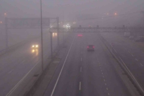 Kocaeli’de yoğun sis trafiği olumsuz etkiledi: Görüş mesafesi 75 metreye düştü
