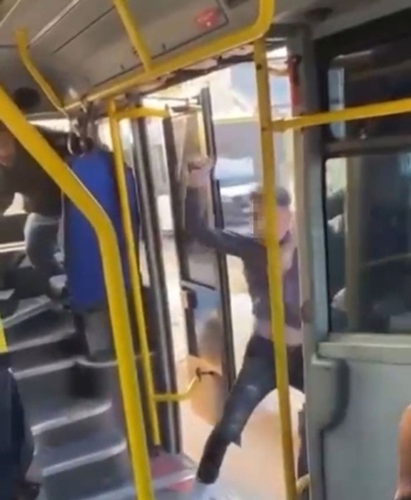 Otobüsteki satırlı saldırgan evinde yakalandı