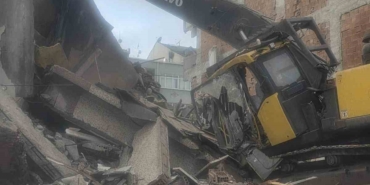 Zeytinburnu’nda yıkım sırasında beton parçaları iş makinesinin üzerine düştü: Operatör yaralandı