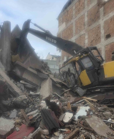 Zeytinburnu’nda yıkım sırasında beton parçaları iş makinesinin üzerine düştü: Operatör yaralandı