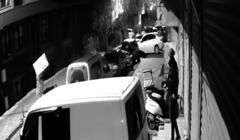 Başakşehir’de apartmandan kendi eşyasını alıyormuş gibi yapan hırsız kamerada