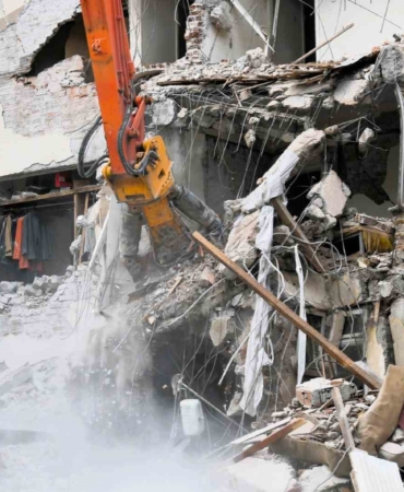 Sındırgı’da depremin izleri siliniyor