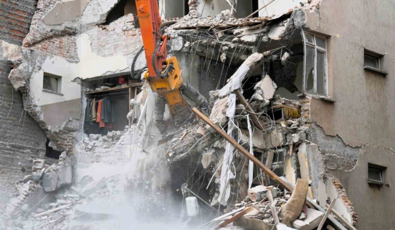 Sındırgı’da depremin izleri siliniyor