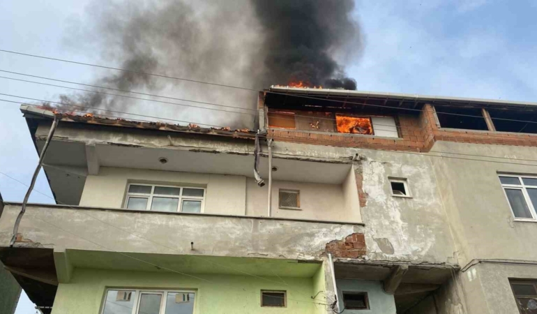 Çatı katı alev topuna döndü
