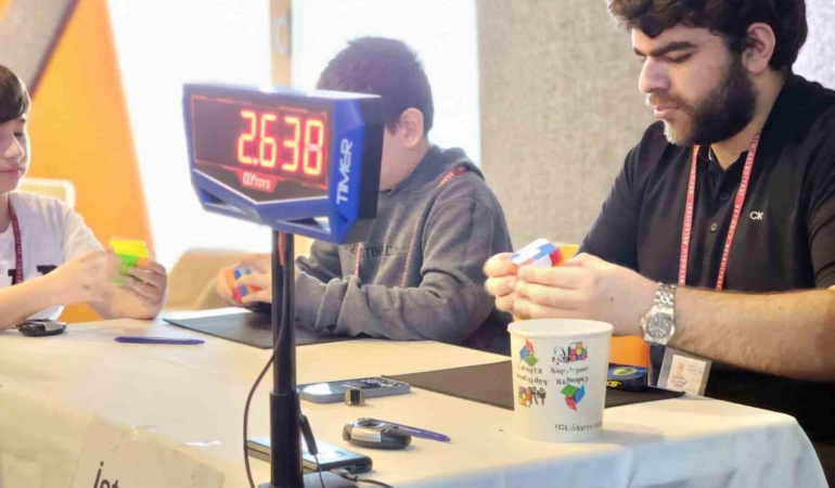 Beyoğlu’nda ilk kez düzenlenen Rubik Küp Turnuvası büyük heyecana sahne oldu