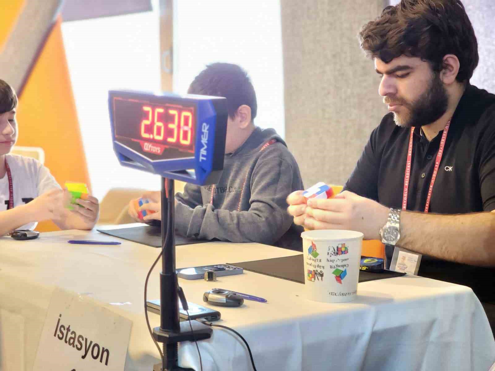 Beyoğlu’nda ilk kez düzenlenen Rubik Küp Turnuvası büyük heyecana sahne oldu