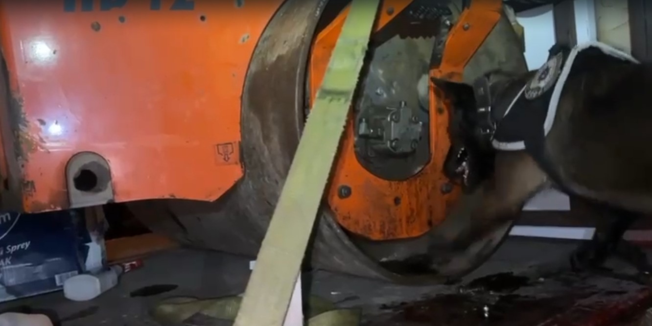 Kocaeli’de dev operasyon: Asfalt silindirinde 102 kilo metamfetamin bulundu