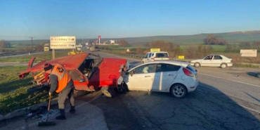 Lüleburgaz’da kavşakta çarpışan otomobillerin sürücüleri yaralandı
