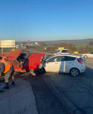 Lüleburgaz’da kavşakta çarpışan otomobillerin sürücüleri yaralandı