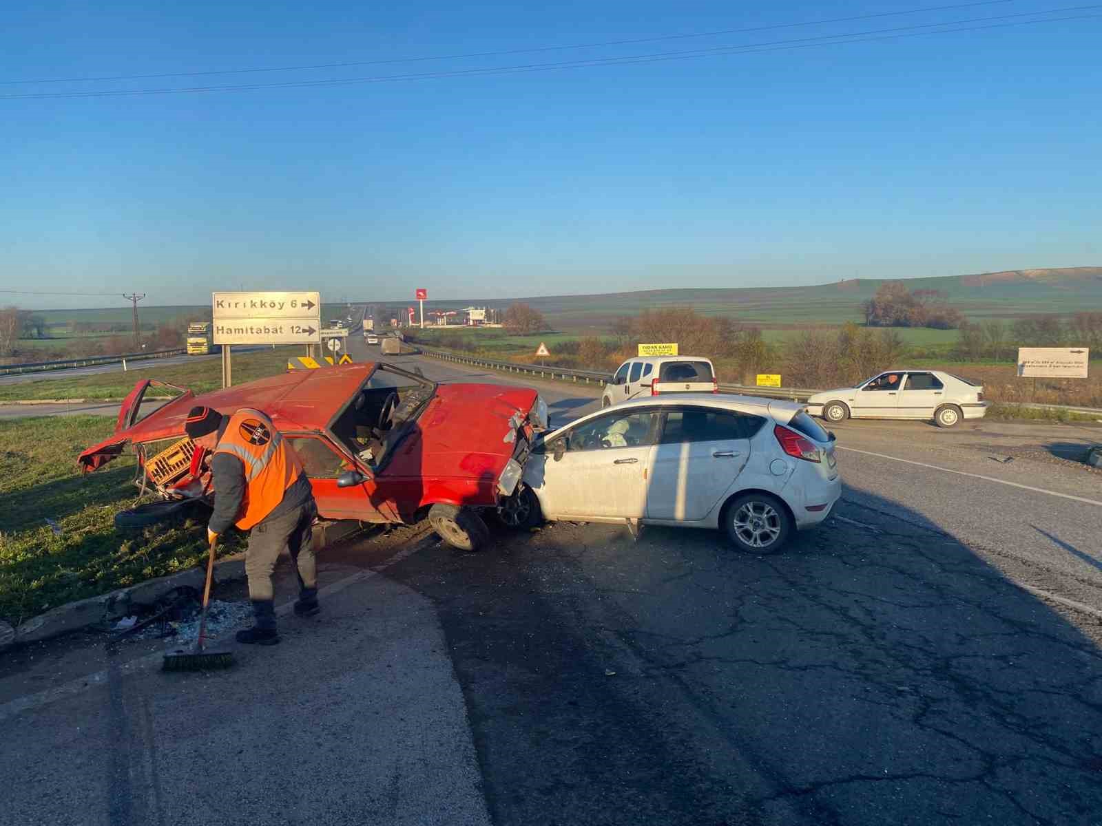 Lüleburgaz’da kavşakta çarpışan otomobillerin sürücüleri yaralandı