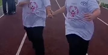 Silivri’de yürekleri ısıtan görüntü: Özel eğitim öğrencisi yarışı bıraktı, arkadaşını bekledi