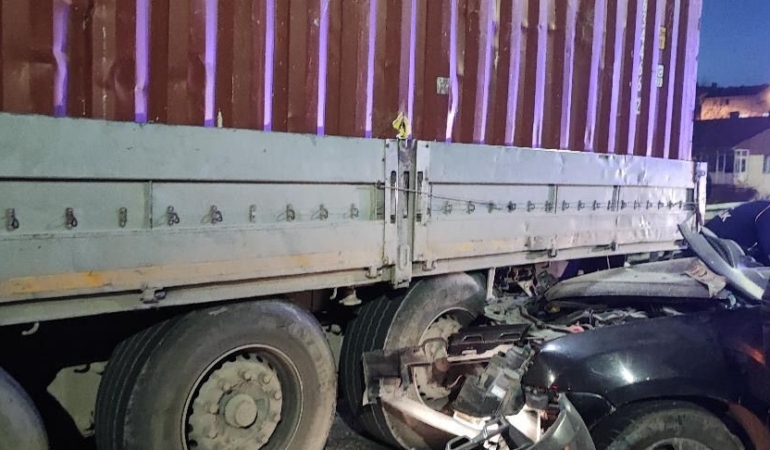 Bozüyük’te otomobil, park halindeki tıra arkadan çarptı: 1 ölü, 1 yaralı
