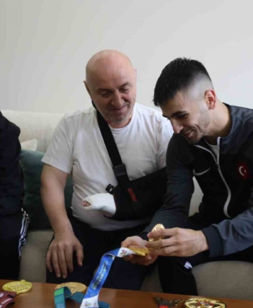 Dünya şampiyonu milli karateci Şamdan’dan Başkan Bıyık’a "madalyalı" ziyaret