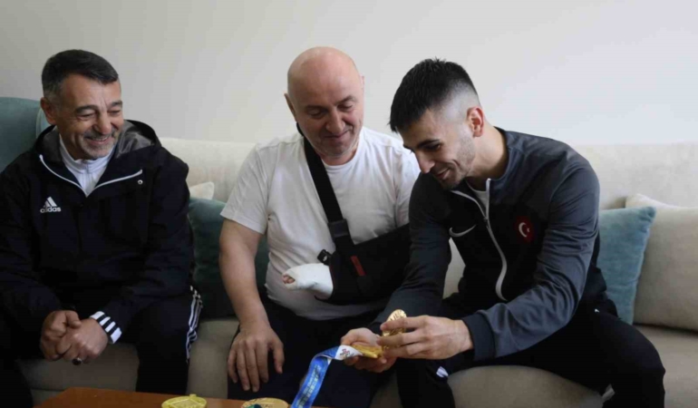 Dünya şampiyonu milli karateci Şamdan’dan Başkan Bıyık’a "madalyalı" ziyaret