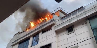 Ataşehir’de otel yangını: Çatı katı alevlere teslim oldu