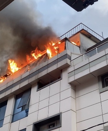 Ataşehir’de otel yangını: Çatı katı alevlere teslim oldu