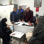 Kartepe’de zabıta ekiplerinin bulduğu cüzdan sahibine teslim edildi