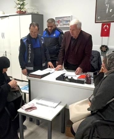 Kartepe’de zabıta ekiplerinin bulduğu cüzdan sahibine teslim edildi