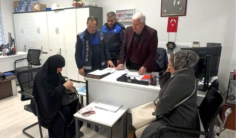 Kartepe’de zabıta ekiplerinin bulduğu cüzdan sahibine teslim edildi