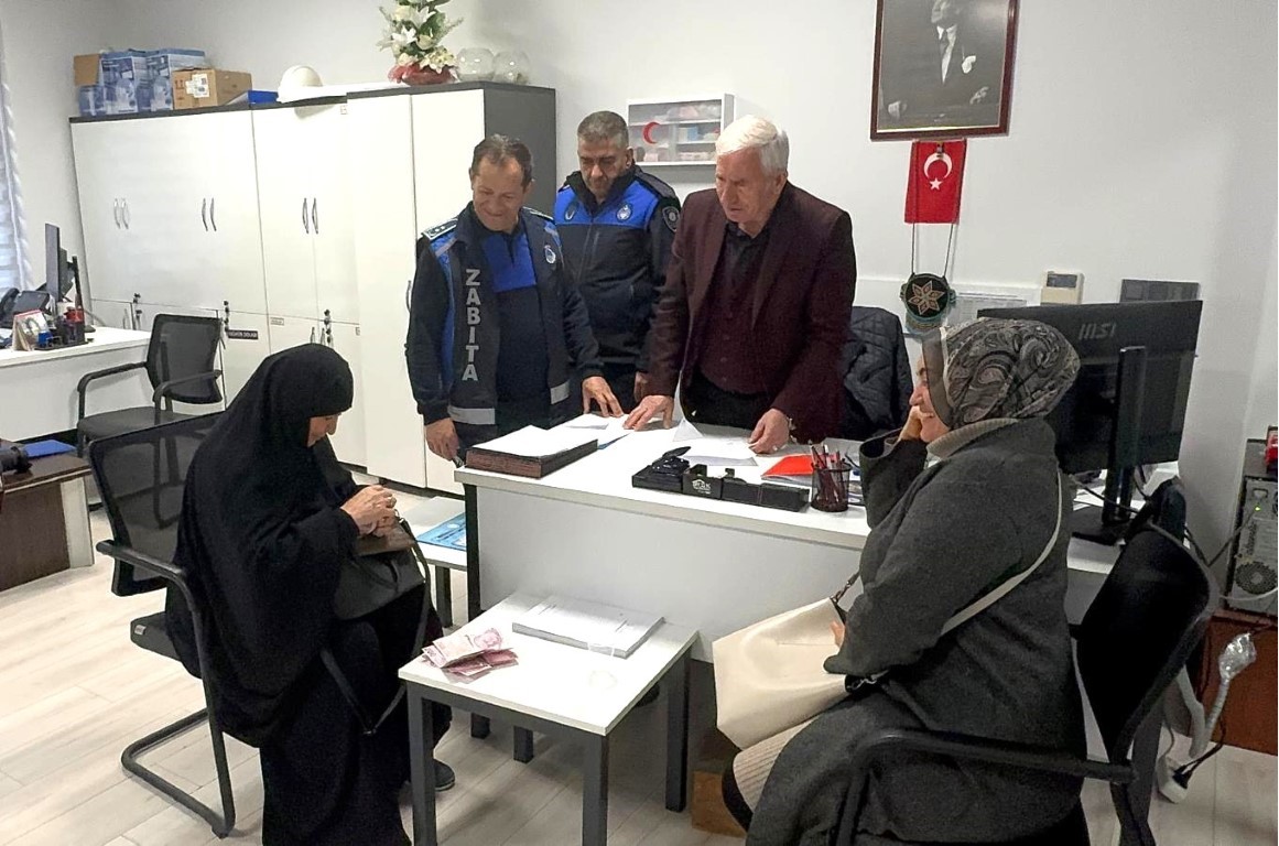 Kartepe’de zabıta ekiplerinin bulduğu cüzdan sahibine teslim edildi