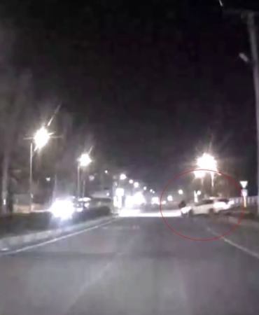 Çarptığı motosiklet devrildi, sonra kaçtı: O anlar araç kamerasında