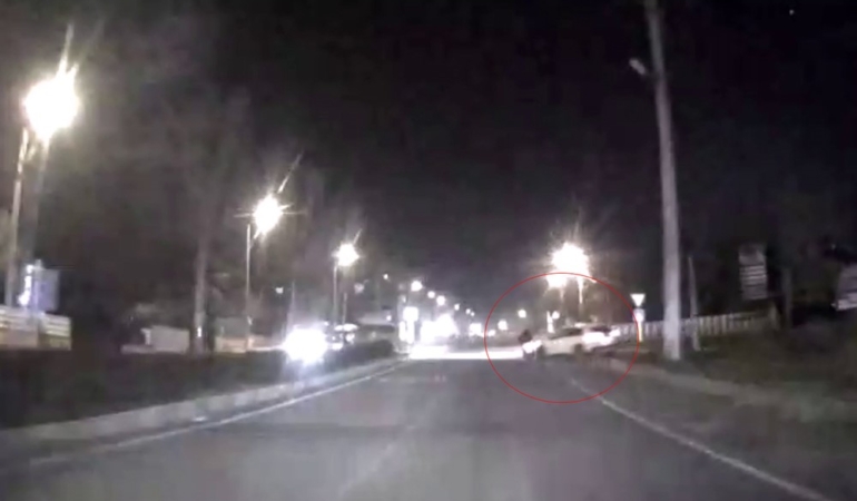 Çarptığı motosiklet devrildi, sonra kaçtı: O anlar araç kamerasında