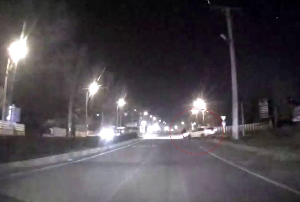 Çarptığı motosiklet devrildi, sonra kaçtı: O anlar araç kamerasında