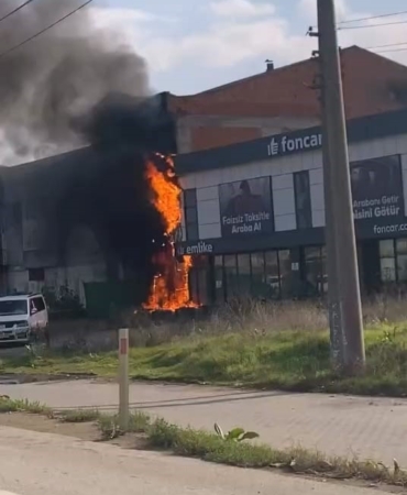 Bursa’da elektrik panosundan çıkan yangın işyerine sıçradı