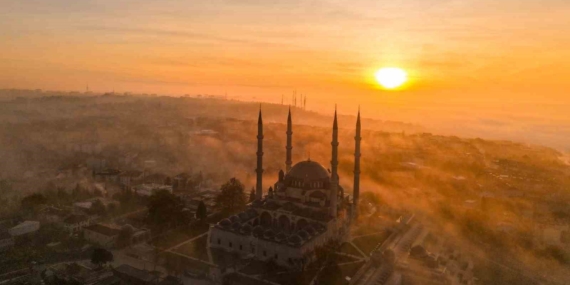 Selimiye Camii, sis ve güneşin ilk ışıklarıyla kartpostallık görüntü sundu
