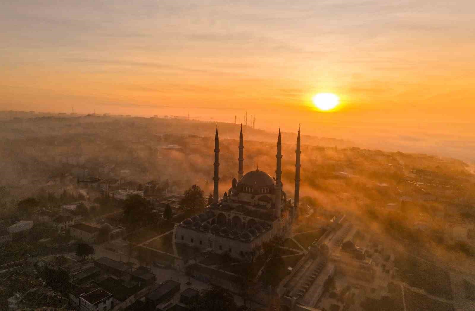Selimiye Camii, sis ve güneşin ilk ışıklarıyla kartpostallık görüntü sundu