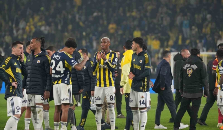Fenerbahçe, derbide puanı uzatmada aldı