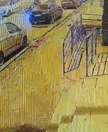 Alkollü sürücü, park halindeki araca çarparak takla attı; o anlar kamerada