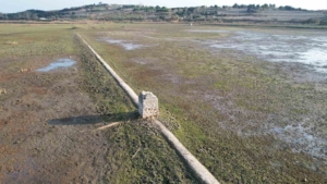 Terkos Gölü’nde su çekilince tarihi su kanalları gün yüzüne çıktı