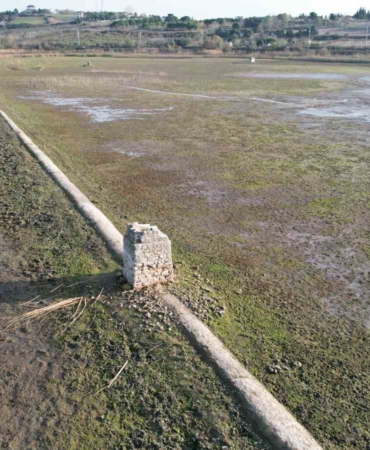 Terkos Gölü’nde su çekilince tarihi su kanalları gün yüzüne çıktı