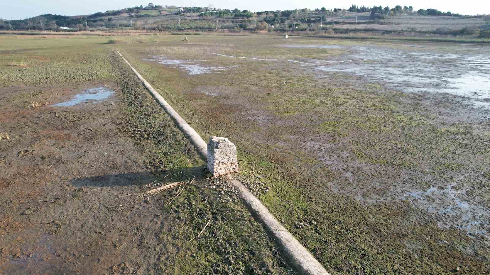 Terkos Gölü’nde su çekilince tarihi su kanalları gün yüzüne çıktı