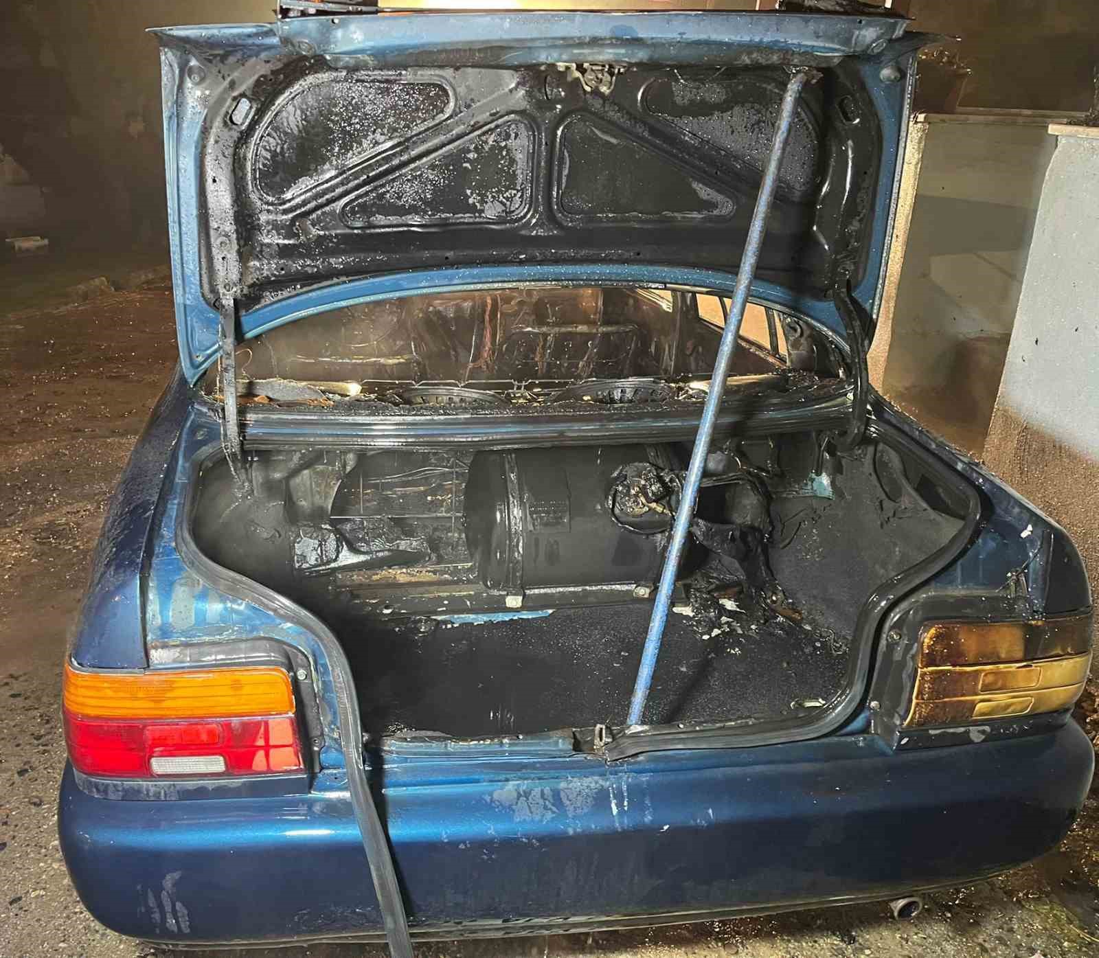 Park halindeyken yanan otomobil kullanılamaz hale geldi