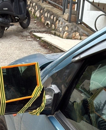 Dikiz aynası kırılan sürücü çareyi böyle buldu
