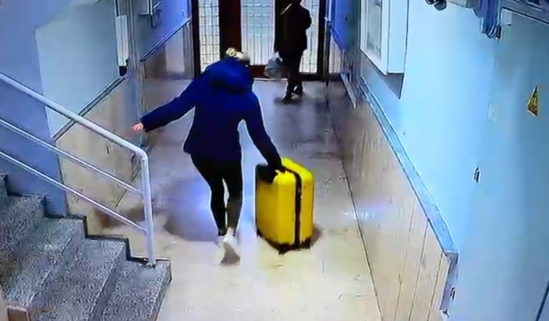 Güllü’nün kızının arkadaşı ile birlikte bavullarla binadan çıktığı anlara ilişkin görüntü ortaya çıktı