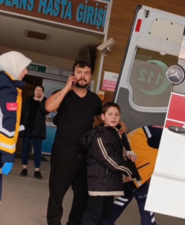 Bursa’da nacakla oynayan çocuğun parmağı kopma noktasına geldi