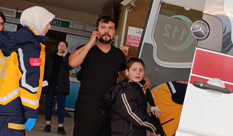 Bursa’da nacakla oynayan çocuğun parmağı kopma noktasına geldi