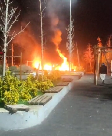 Beylikdüzü’nde çocuk parkı alev alev yandı