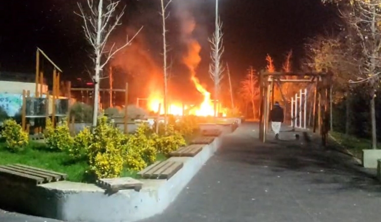 Beylikdüzü’nde çocuk parkı alev alev yandı