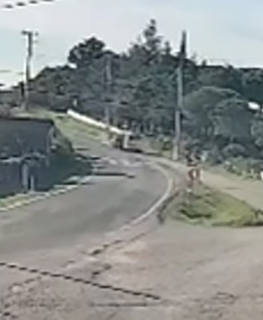 Çanakkale’de iki araç çarpıştı: Kaza anı kamerada