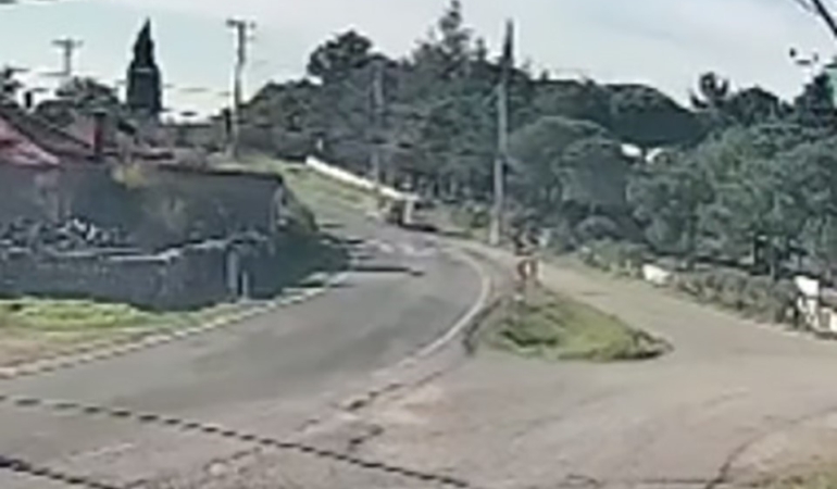 Çanakkale’de iki araç çarpıştı: Kaza anı kamerada