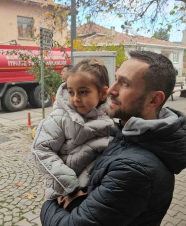 Sındırgı’da evlerinin yıkılışını hüzünlü gözlerle izlediler