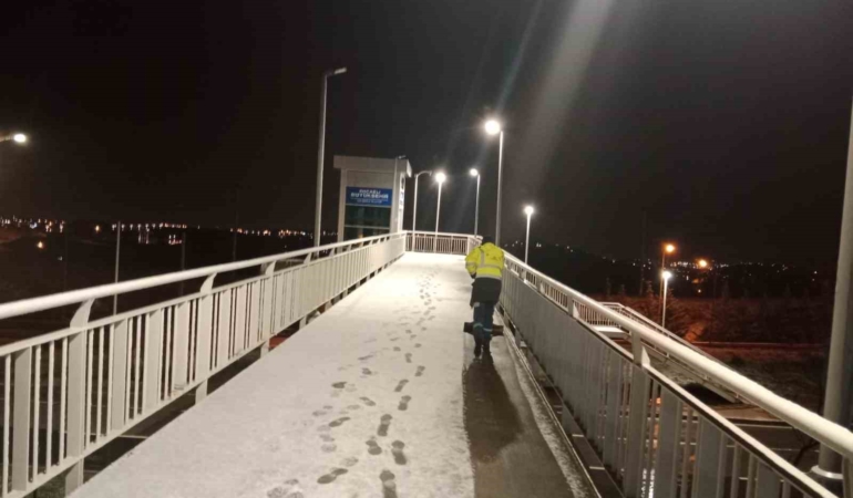 Kocaeli’de karla mücadele çalışmaları sürüyor