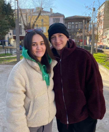 Edirne’de kanseri yenen genç mimarı, vatandaşlar trafikte korna çalarak kutladı